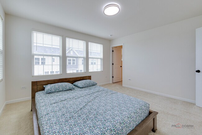 Building Photo - 121 Yorktown Ct
