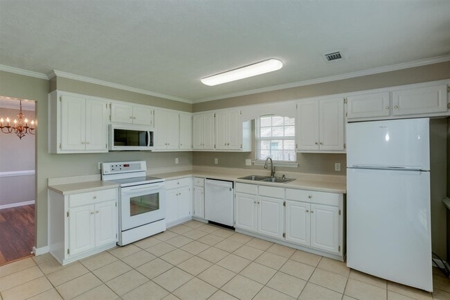 Building Photo - 2013 Darwood Dr