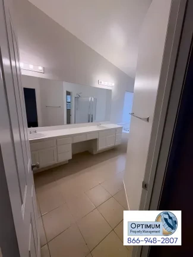 Building Photo - Beautiful 3 Bedroom, 2 Bathroom Home with Versatile Living Spaces