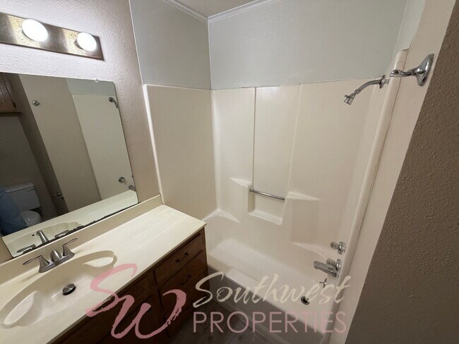 Building Photo - 3 bedroom 2 bath in an excellent neighborhood