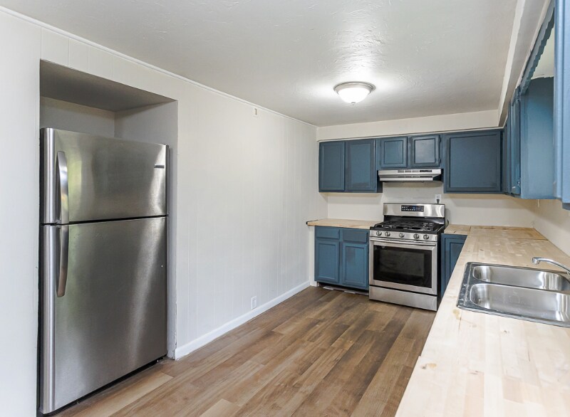 Building Photo - 4440 Fairview Dr