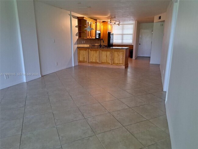 Building Photo - 250 Jacaranda Dr