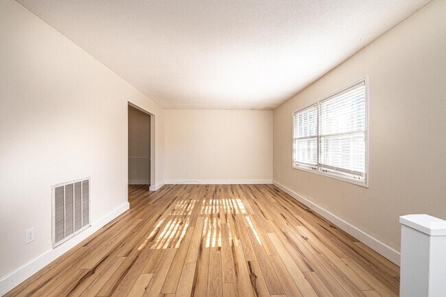 Building Photo - 1058 18th Ave NW