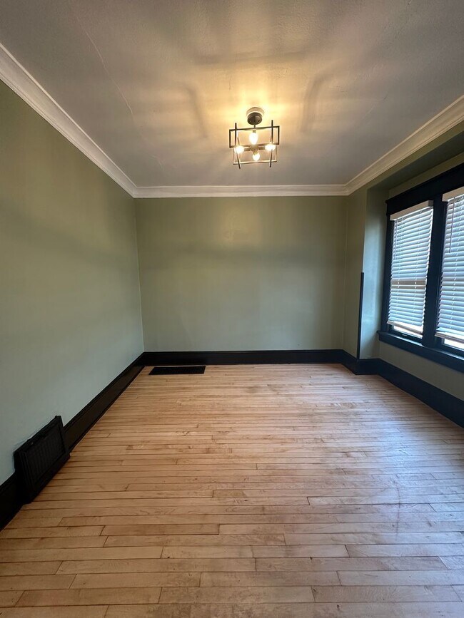 Building Photo - 121 W Keefe Ave