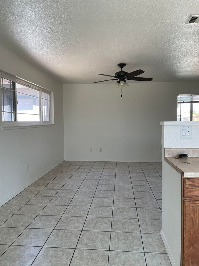 Building Photo - Three Bedroom Two Bathroom Home in Hemet!