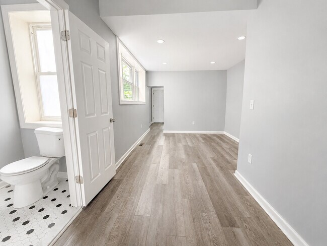 Building Photo - 924 Maple Terrace