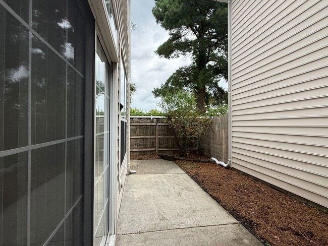 Building Photo - Condo Townhouse in Castleton Camden Village