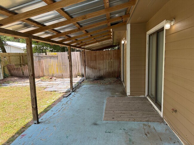 Building Photo - Large 2BED/2BA Townhome