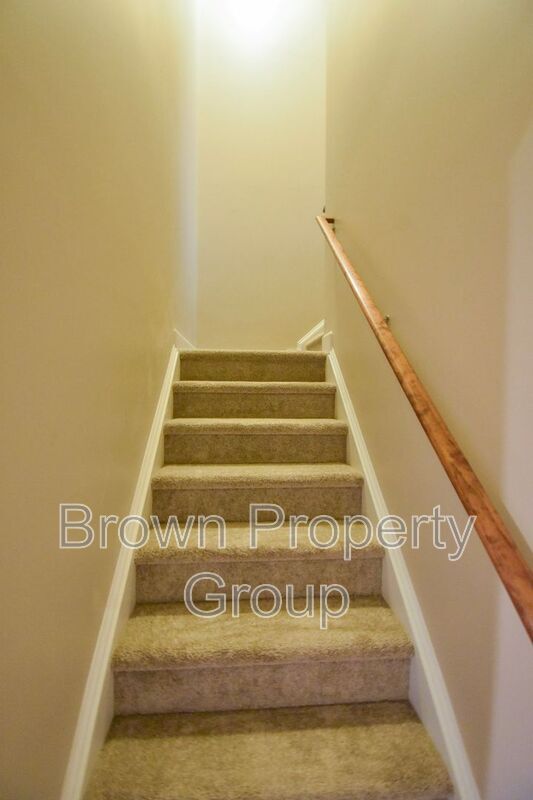 Building Photo - 10 Spring Pond Ln
