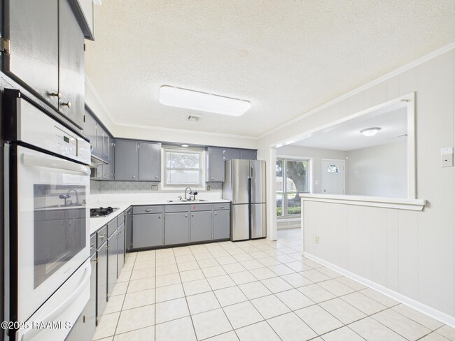 Building Photo - 200 Claymore Dr