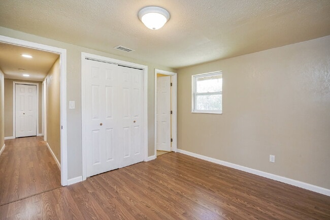Building Photo - "Charming 3-Bed Sanctuary with Scenic Views in Floral City - 1608 Sq Ft of Comfort!"