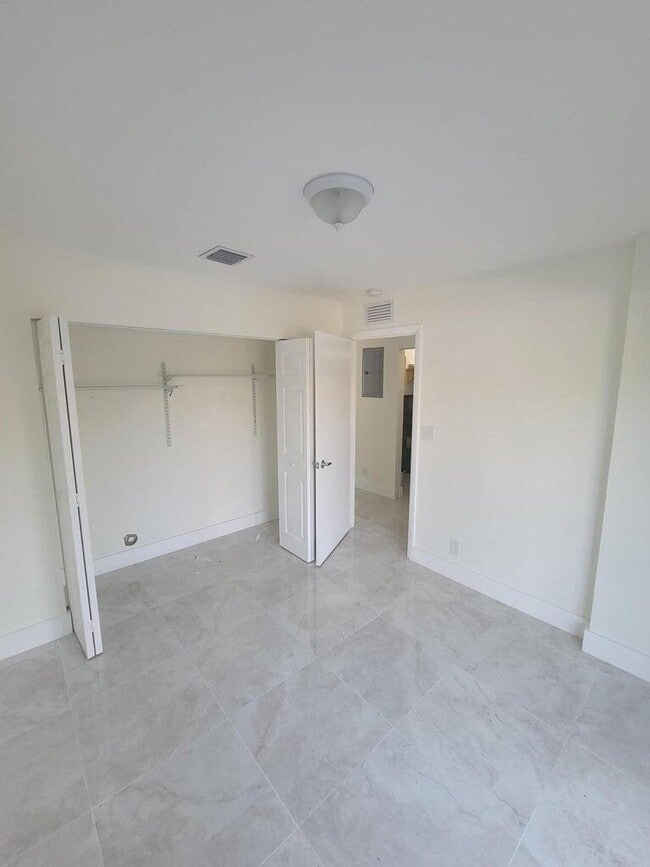 Building Photo - 886 Crystal Lake Dr