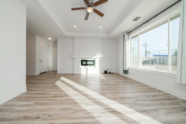 Building Photo - Modern 3-Bed / 2-Bath Home in Redding- Dog...