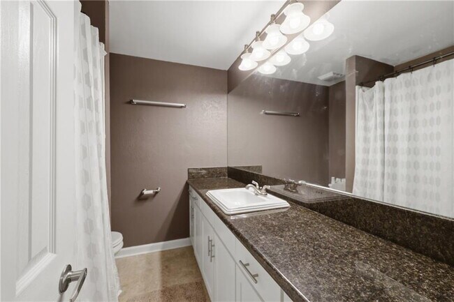 Building Photo - UPDATED 2BR/2BA WEST PLAZA CONDO