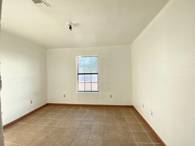 Building Photo - 110 Holly Ave