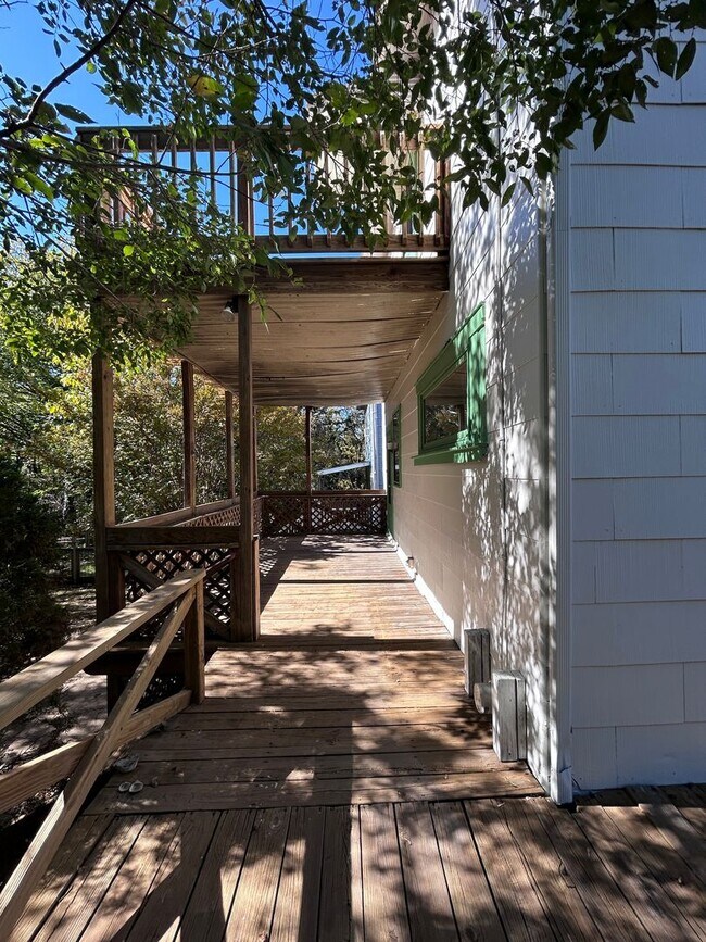 Building Photo - Spacious 3 BR home, Minutes to Medical Cen...