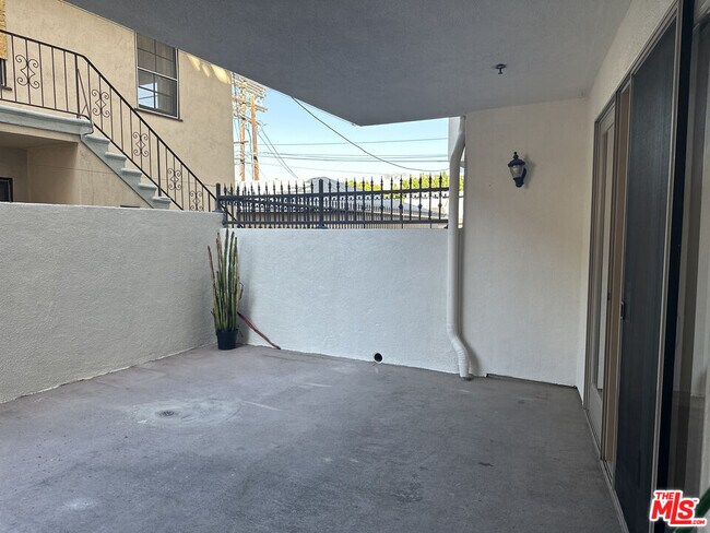 Building Photo - 122 N Clark Dr