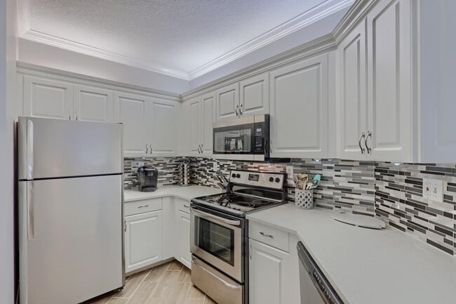 Building Photo - 400 Uno Lago Dr