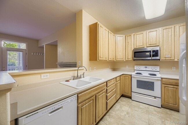 Building Photo - Bright and open three bedroom condo in exc...