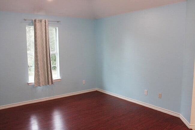 Building Photo - "Lovely 4-Bedroom Lakeside Retreat in Rock...
