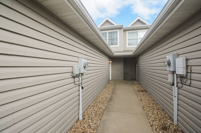 Building Photo - Townhome in Quiet NW Rochester Neighborhood!