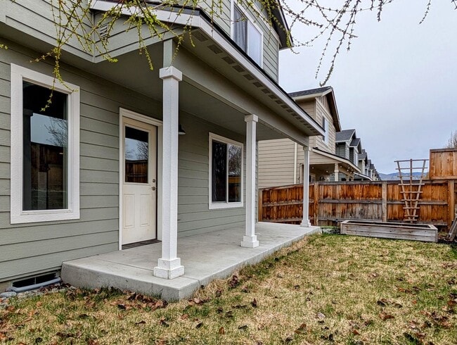 Building Photo - 3-Bed, 2.5-Bath Townhome w/ 2-Car Garage