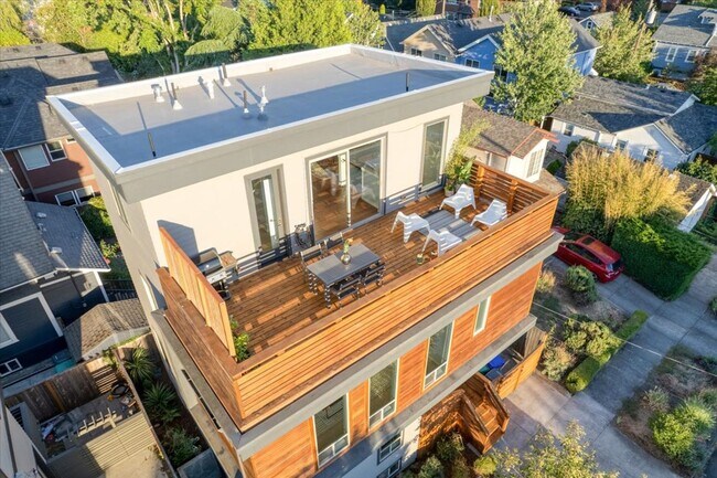 Building Photo - $500 off first month's rent! Spacious, light-filled 4-bdrm/3.5-bath home w/ roof deck