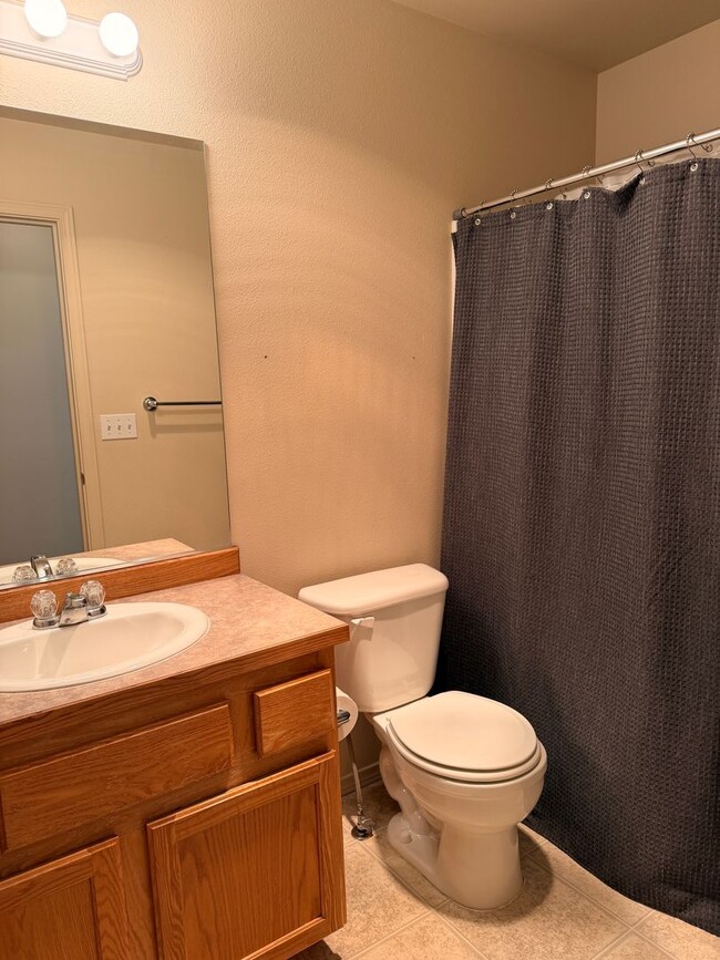Building Photo - 2 Bedroom, 2 Bathroom Duplex in NE Bend – Available Late May