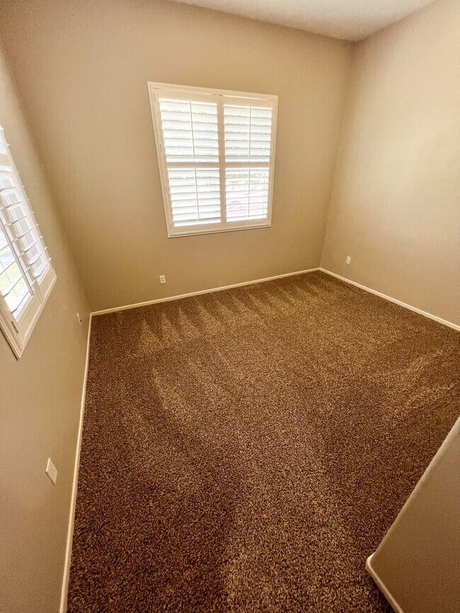 Building Photo - 3 bedroom SINGLE STORY home in Winchester on HUGE corner lot