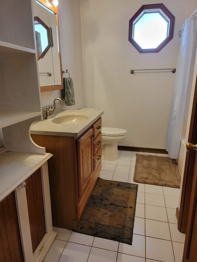 Building Photo - 417 Lakeview Ct