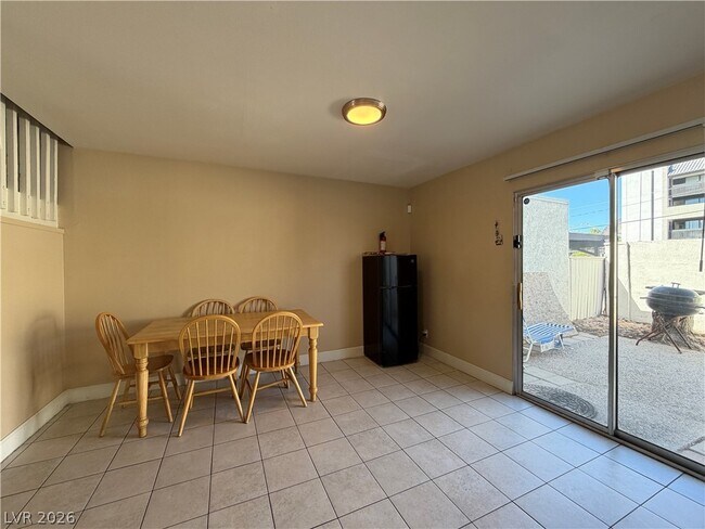 Building Photo - 570 Willow Green Dr