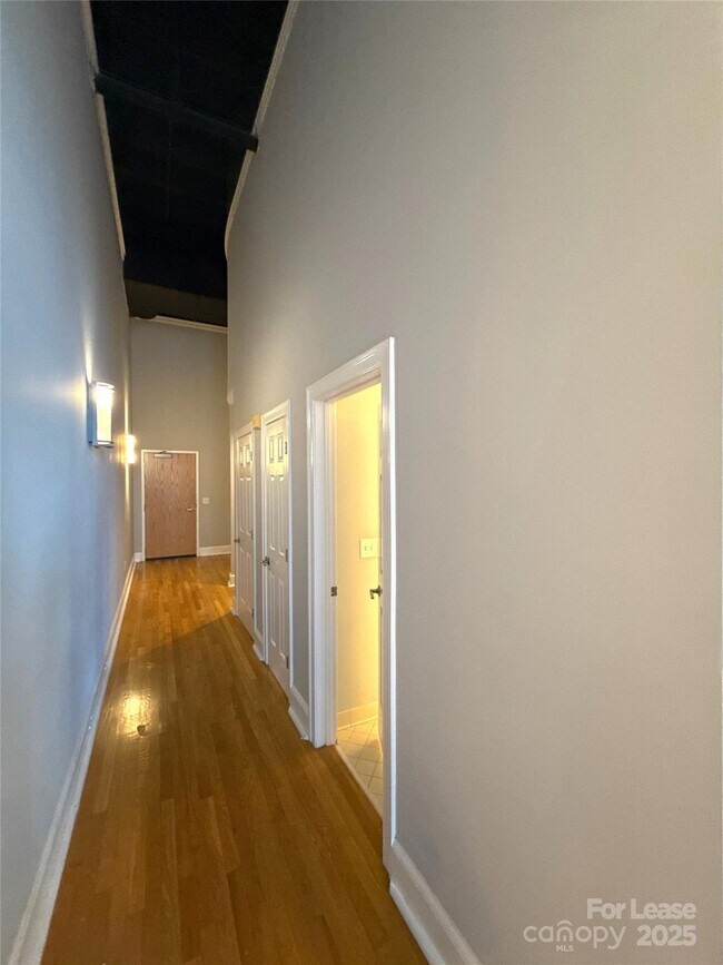 Building Photo - 127 N Tryon St