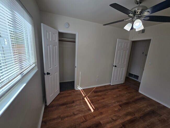 Building Photo - 449 Thumbelina Dr