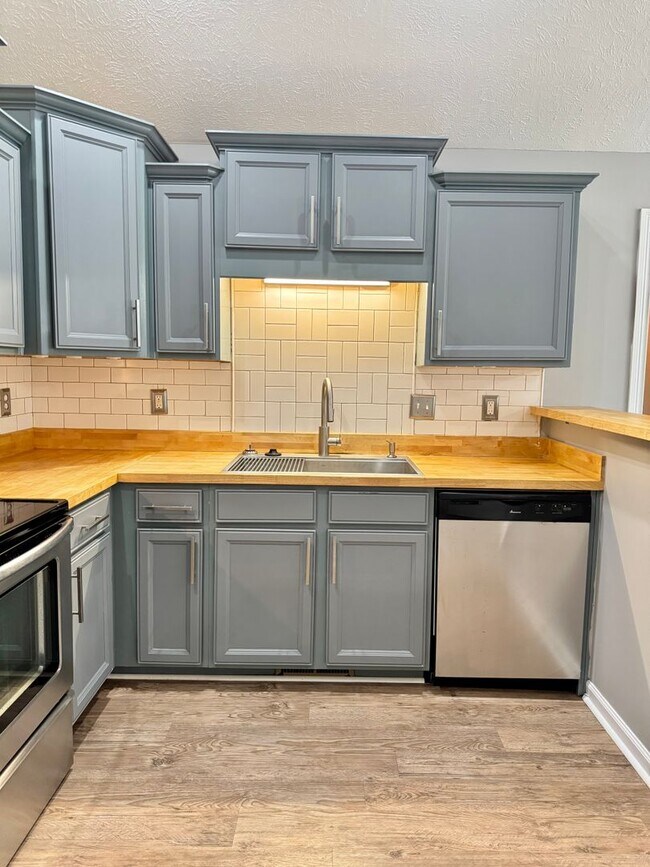 Building Photo - Cute 3 Bedroom Ranch in Fox Crossing! Conv...