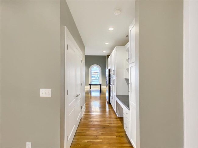 Building Photo - 300 Wall St