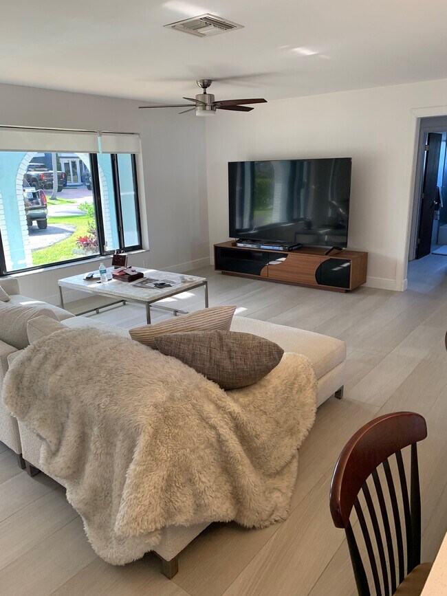 Building Photo - 381 SE 16th Ave