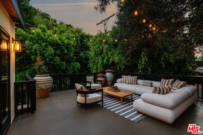 Building Photo - 9849 Portola Dr