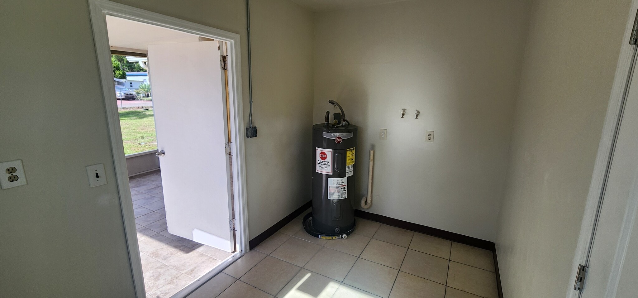 Building Photo - 303 Floral Dr