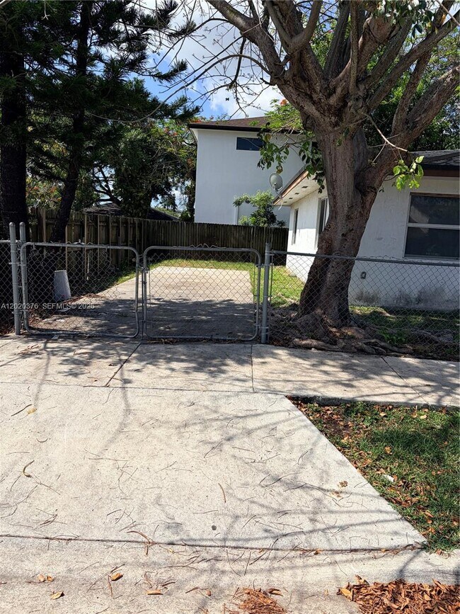 Building Photo - 1329 NW 6th Ave