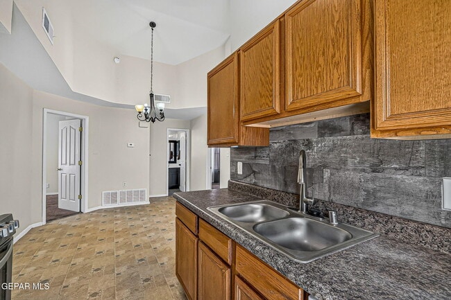 Building Photo - 667 Danube Dr