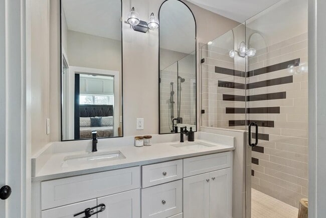 Building Photo - 2356 Mason Dr