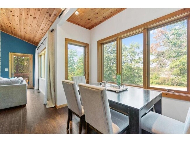 Building Photo - 11423 Fawn Lake Rd