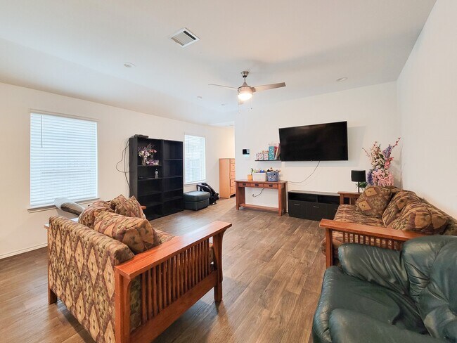 Building Photo - 14741 Hazel Br Dr