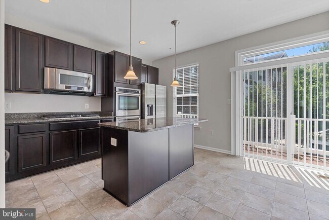 Building Photo - 1706 Fernwood Dr