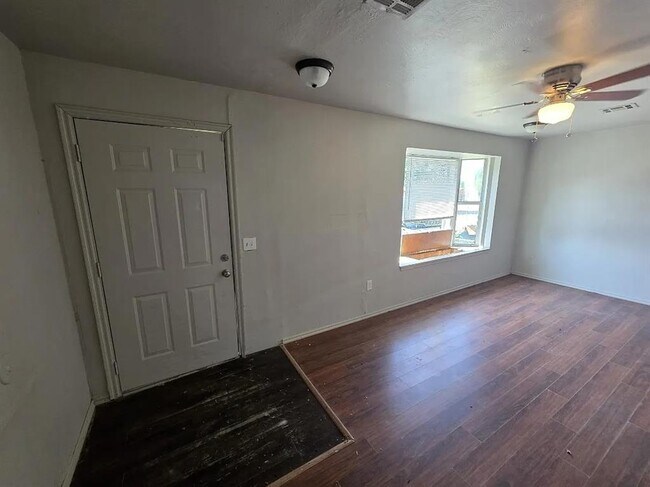 Building Photo - 10311 Bellview Dr