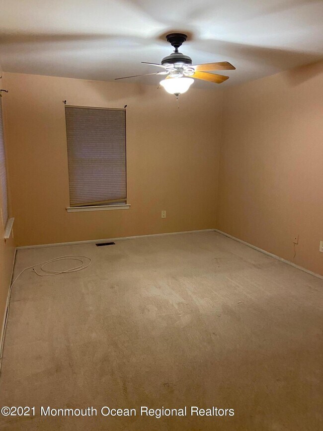 Building Photo - 438 Oak Knoll Dr