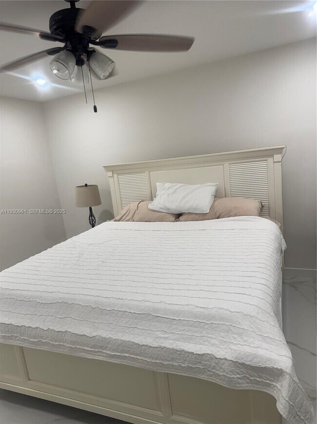 Building Photo - 3922 NE 166th St