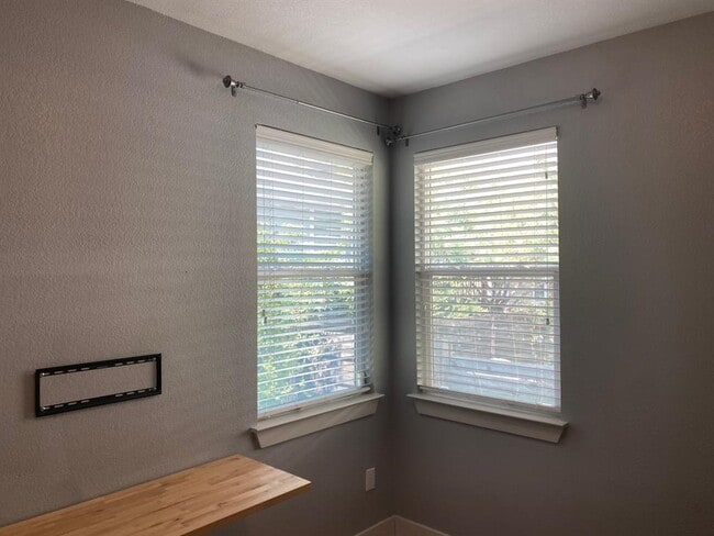 Building Photo - 7205 Tybalt St