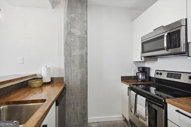 Building Photo - 245 N Highland Ave NE