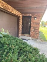 Building Photo - 995 Kingswood Dr